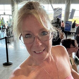 Meet your Posher, Dot